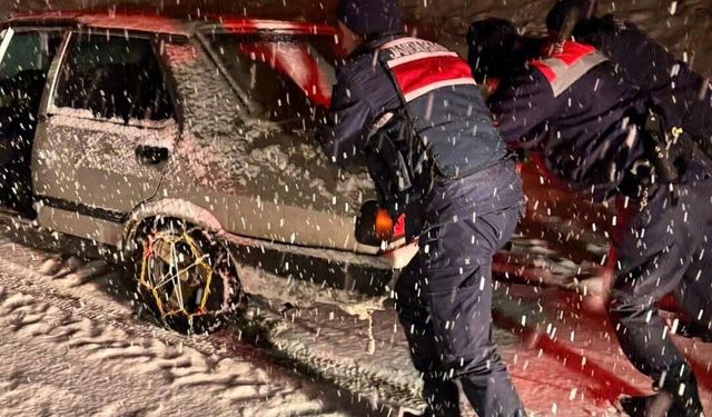 Malatya'da kardan yollar kapanınca, yolcular geceyi tesislerde geçirdi