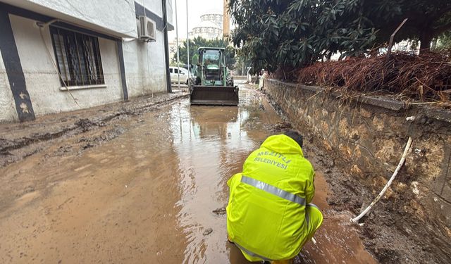 Mersin'de kuvvetli yağış sonrası temizlik çalışması