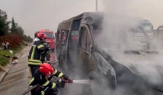 Osmaniye'de seyir halindeki servis minibüsü yandı