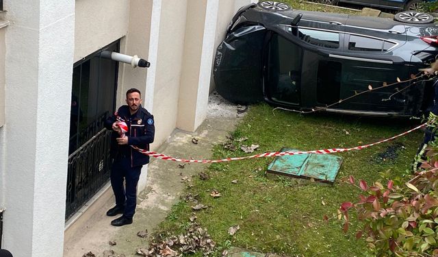 Otomobil, apartman bahçesine uçtu: 2 yaralı