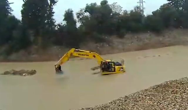 Otomobil çaya düştü, mahsur kalan sürücü kurtarıldı