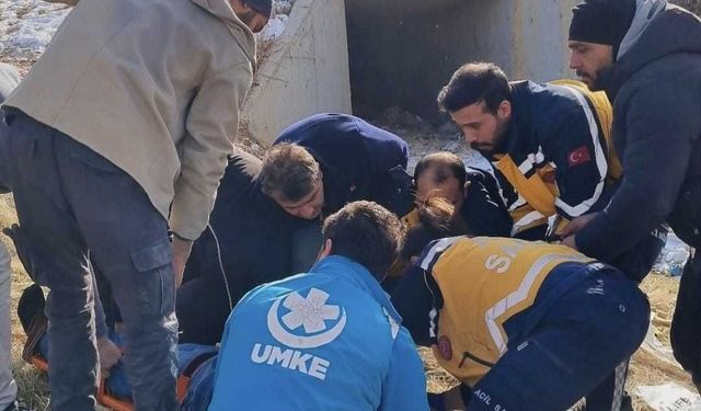 Otomobil devrildi; sürücü öldü, anne ve babası yaralandı