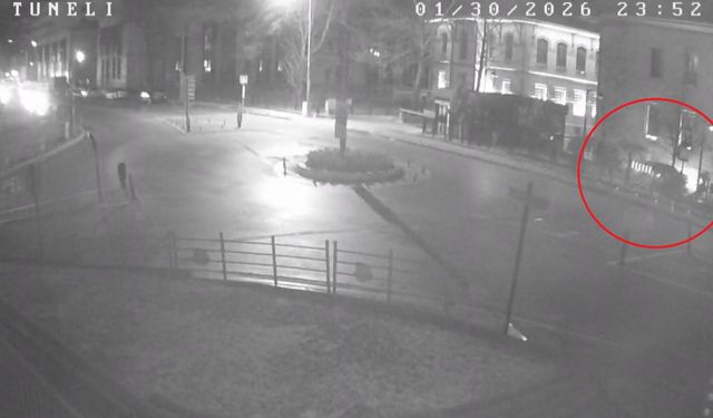 Otomobil tünel çıkışı Valilik binasının duvarına çarptı