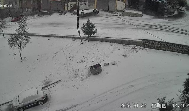 Otomobilin duvara çarpıp devrildiği kaza kamerada