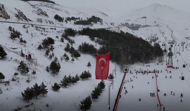 Palandöken'deki zipline hattına dev Türk bayrağı astılar