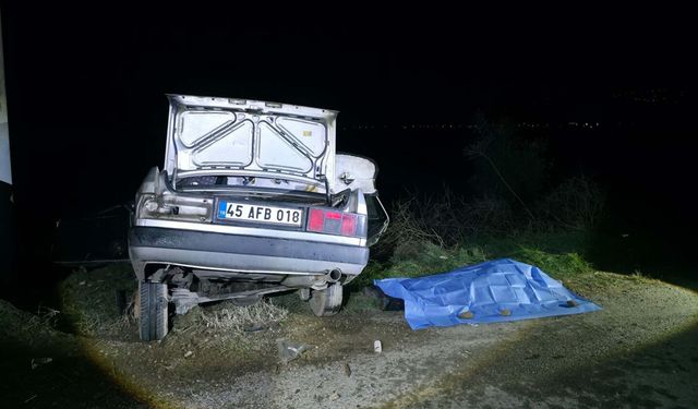 Salihli'de otomobil elektrik direğine çarptı: 1 ölü, 2 yaralı