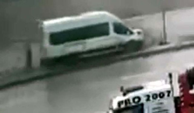 Servis minibüsü refüje çıktı, yaya saniyelerle kurtuldu