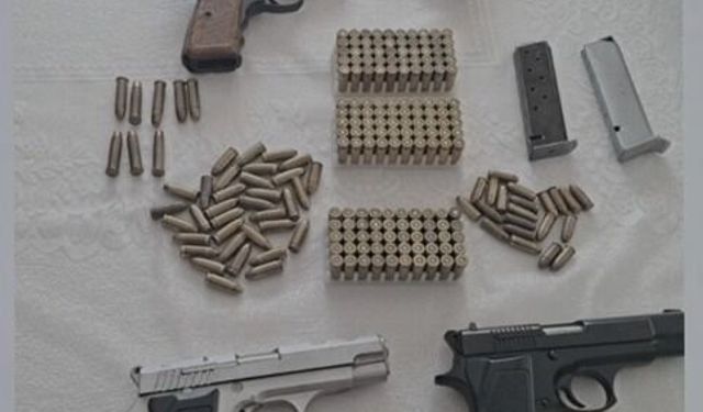 Silah kaçakçılığı operasyonunda baba ve oğluna gözaltı