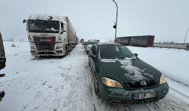 Sivas'ta ulaşıma kar engeli; Kayseri ve Malatya kara yolları kapandı