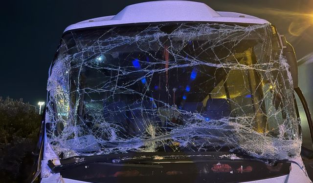 TEM Kocaeli geçişinde servis minibüsü ile TIR çarpıştı; 6 yaralı