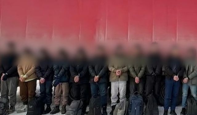 TIR'ın dorsesinde 25 kaçak göçmen yakalandı