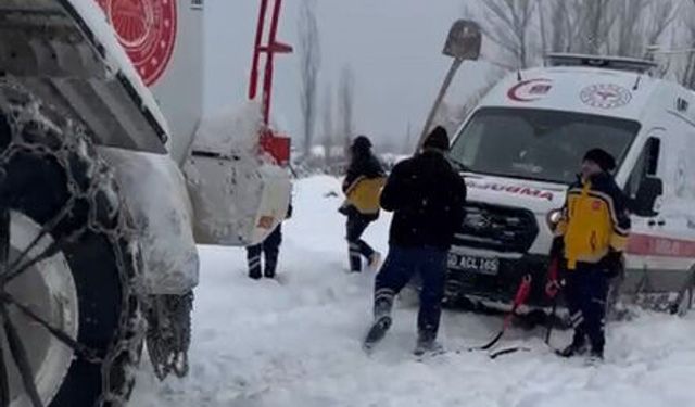 Tokat'ta karda yolda kalan ambulansı ekipler kurtardı