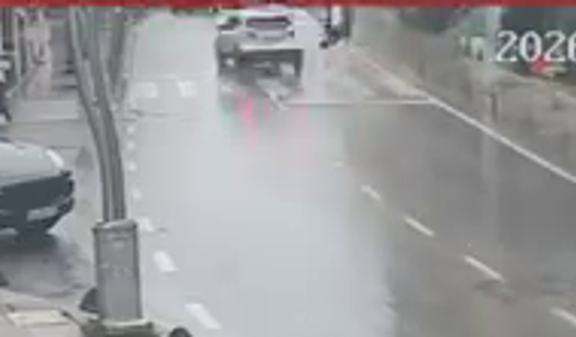 Yaya geçidinde otomobilin çarptığı kadın ağır yaralandı; kaza anı kamerada