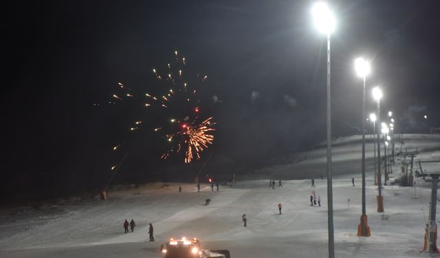 Yıldız Dağı'nda kayak sezonu meşalelerle açıldı