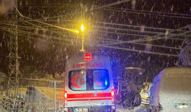 Yolu kardan kapanan köyde rahatsızlanan hasta için ekipler seferber oldu
