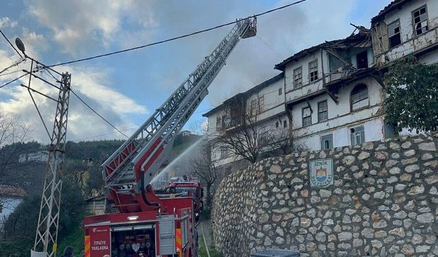 2 katlı kerpiç ev alev alev yandı