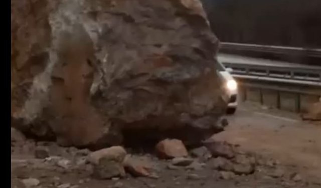 Amasya'da dağdan kopan dev kayalar yolu ulaşıma kapattı