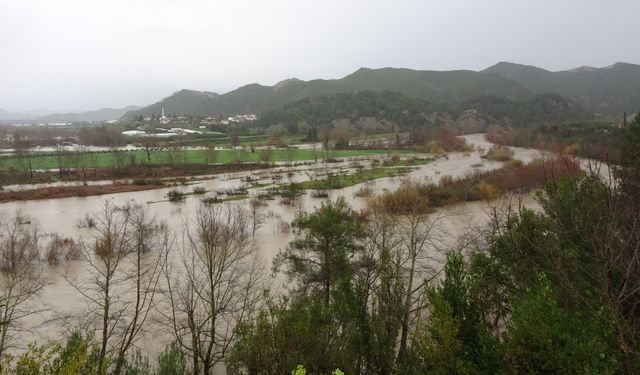 Antalya'yı sağanak vurdu; 7 ilçede okullar tatil edildi (4)