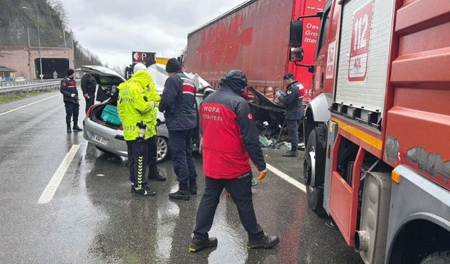 Artvin'de otomobil, TIR'a çarptı; 2 ölü, 1 yaralı