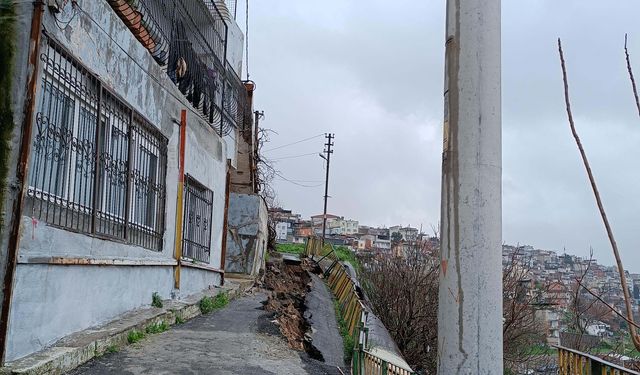 Asfalt yol, sağanak sonrası çöktü