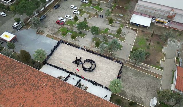 Aydın'da öğrenciler, bedenleriyle Türk bayrağı figürü oluşturdu