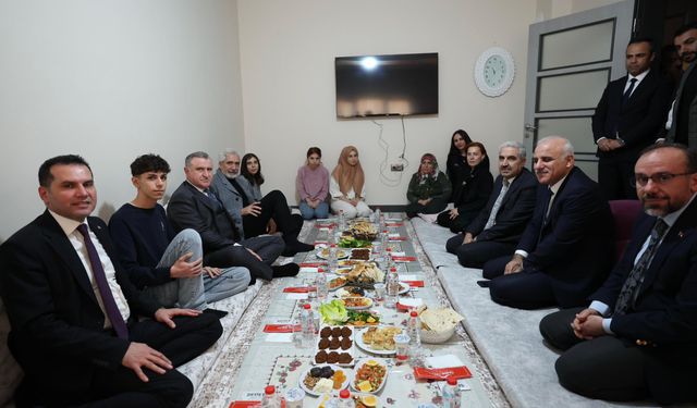 Bakan Bak: Birileri gibi deprem turisti değiliz