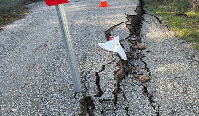 Balıkesir'de heyelanda mahalle yolu ulaşıma kapandı