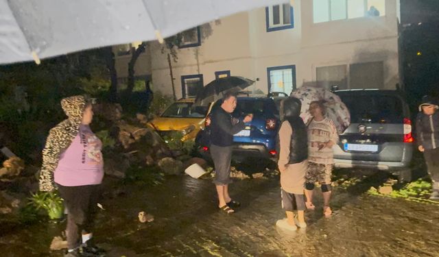 Bodrum'da sağanak yaşamı olumsuz etkiledi; yollar trafiğe kapandı (2)