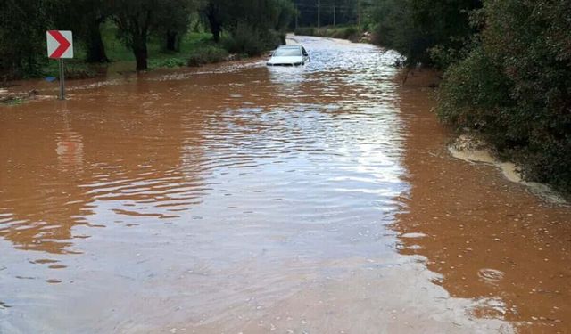 Bodrum'da sağanak; yollar trafiğe kapandı, iş yerlerini su bastı