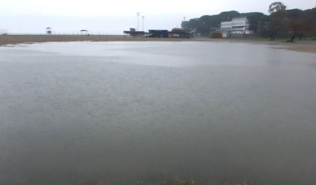 Burhaniye'de sağanak nedeniyle yollar göle döndü, tarım arazilerini su bastı
