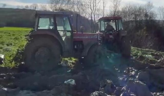 Çamura batan traktörü çıkarmak isteyen çiftçilerin 2 traktörü de çamura saplandı