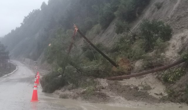 Çatalzeytin-İnebolu kara yolunda heyelan