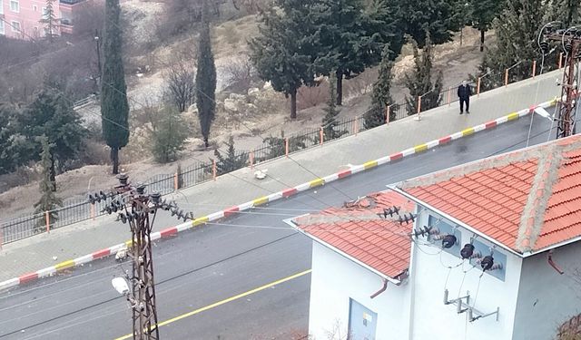 Dağdan kopan kaya, mahalledeki trafoya çarptı