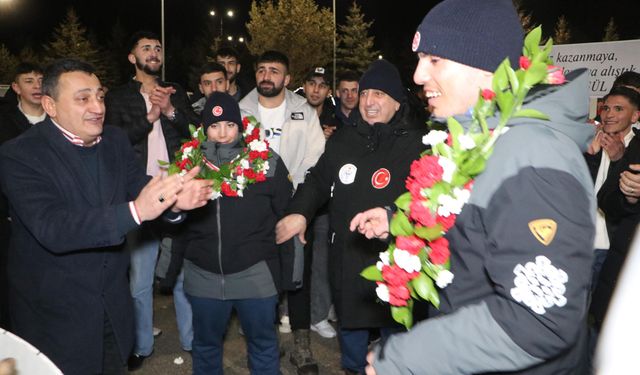 Erzurum'da kayağın özel ikizlerine coşkulu karşılama