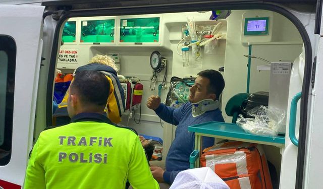 Hastanenin güvenlik kulübesine çarpan hafif ticari araçtaki baba ve oğlu yaralandı