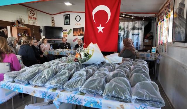 Hayırseverlerin ördüğü 200 bere, Mehmetçik'e teslim edildi