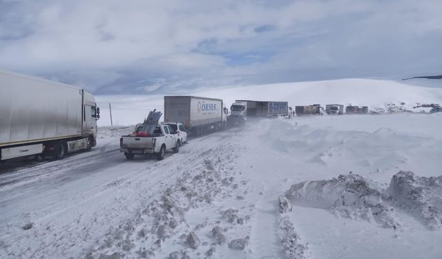 Ilgar Dağı tipi nedeniyle ulaşıma kapandı, 200 araçlık konvoy oluştu