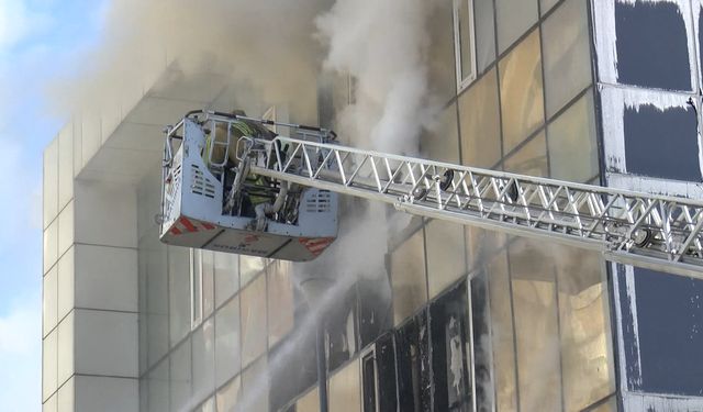 İstanbul- Bağcılar'da eskiden gece kulübü olarak kullanılan iş yeri alev alev yandı