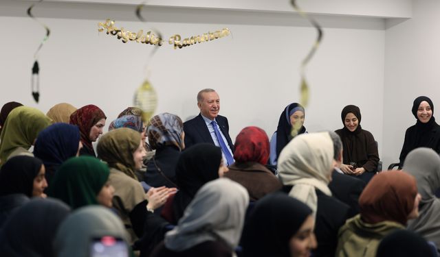 İstanbul - Cumhurbaşkanı Erdoğan, kız öğrenci yurdunu ziyaret etti