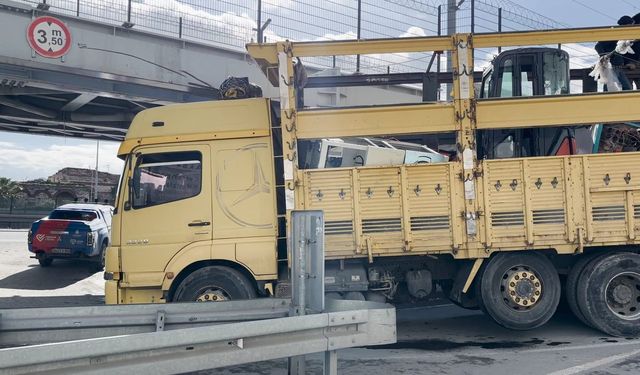 İstanbul - Fatih'te TIR tren hattının bulunduğu üst geçide çarptı