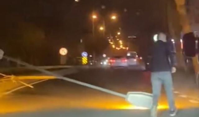 İstanbul - İstanbul'da fırtına nedeniyle bazı binaların çatısı uçtu, denizde dev dalgalar oluştu