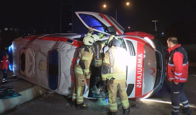 İstanbul - Kartal'da ambulans ile cip kafa kafaya çarpıştı: 2'si sağlık personeli 3 yaralı