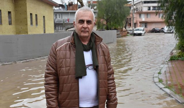 İzmir'de sağanak; yollar su doldu, esnaf mağdur oldu (2)
