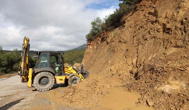 İzmir'de sağanak; yollar su doldu, esnaf mağdur oldu (3)