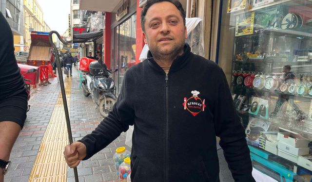 İzmir'de sağanak; yollar su doldu, esnaf mağdur oldu