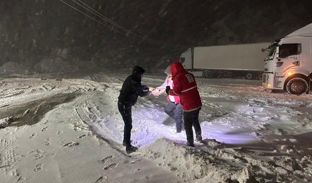 Kar nedeniyle yolda kalanlara Kızılay ve AFAD kumanya dağıttı