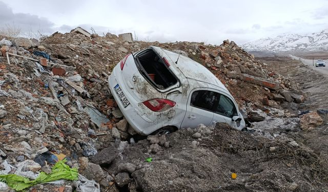 Malatya'da devrilen otomobildeki 5 kişi yaralandı