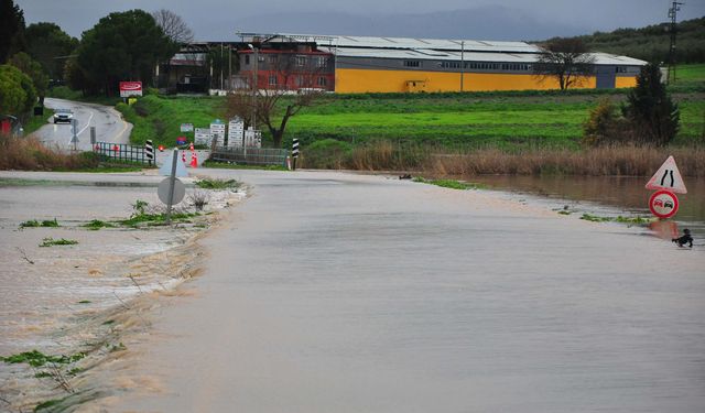Manisa'da çay taştı; 20 mahalleyi şehir merkezine bağlayan köprü, su altında kaldı