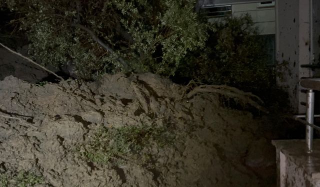 Manisa'da heyelan; sitenin istinat duvarı çöktü