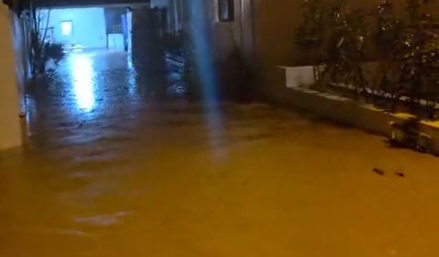 Marmaris merkezde fırtına, kırsal bölgelerde sağanak yaşamı olumsuz etkiledi